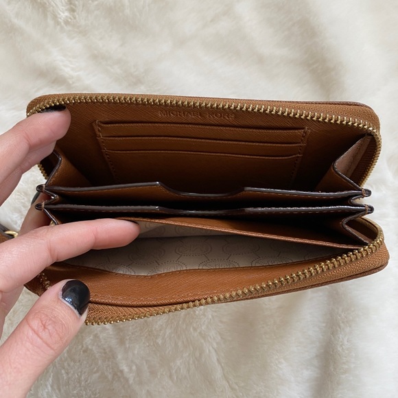 Michael Kors Wallet - Picture 9 of 9